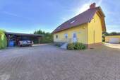 Vorfahrt mit Carport - 
