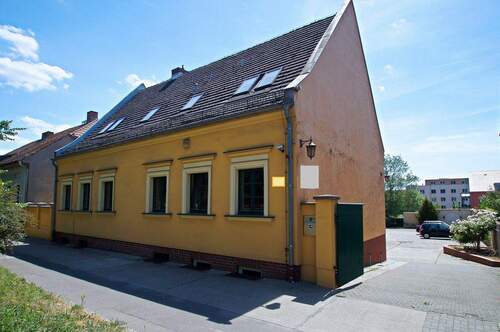 Hausansicht - 1 Zimmer Büro zum Kaufen in Berlin / Biesdorf