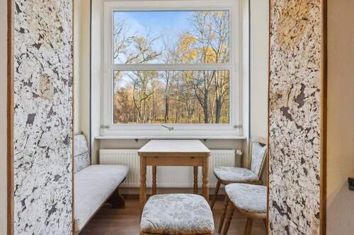 Gemütliche Sitzecke im Wintergarten - 2 Zimmer Etagenwohnung in Berlin