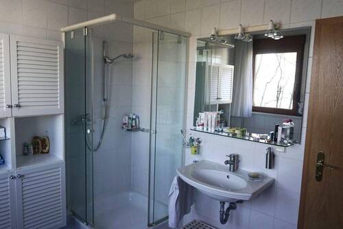 großes Bad mit Badewanne - 