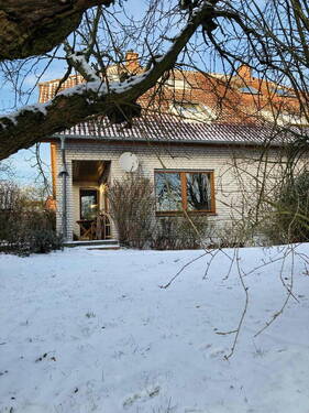 Blick vom Garten aus - Leben in schöner Nachbarschaft - 379.000,00&nbsp;EUR Kaufpreis, ca.&nbsp; 136,00&nbsp;m&sup2;&nbsp;Wohnfl&auml;che