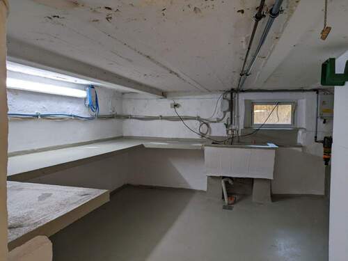 Keller mit Anschluss für Waschmaschine u. Trockner - 