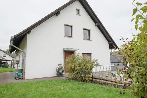 Blick vom Garten Richtung Eingangsebene - 5 Zimmer Mehrfamilienhaus, Wohnhaus in Engelskirchen