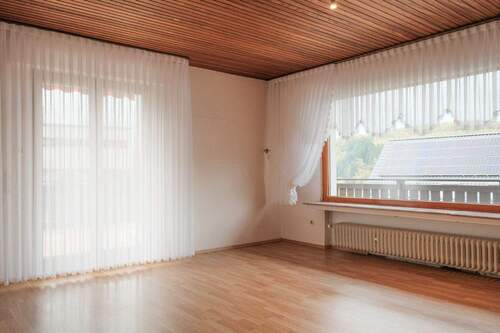 Wohnzimmer mit Ausgang zur Terrasse und zum Balkon - 