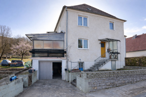 Hausansicht vorne - 5 Zimmer Doppelhaushälfte in Greding