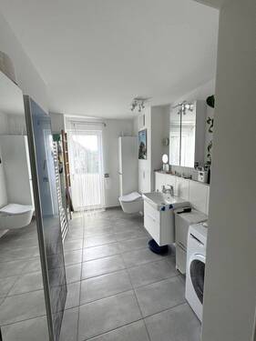 Bad mit großer bodentiefer Dusche - 