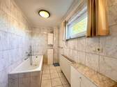 Vollbad mit Badewanne und Außenfenster - 