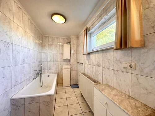 Vollbad mit Badewanne und Außenfenster - 