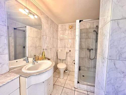 Vollbad mit Dusche - 