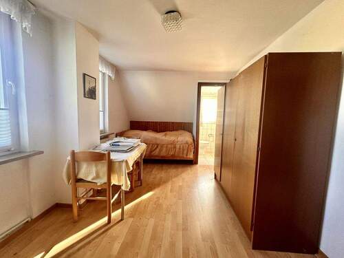 Schlafzimmer 1 mit kleinem Badezimmer - 