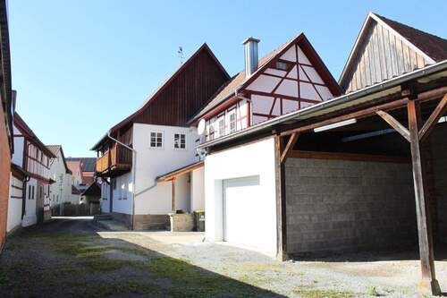 Hofansicht - Denkmalgeschütztes Fachwerkhaus mit großer Halle in SondheimGrabfeld