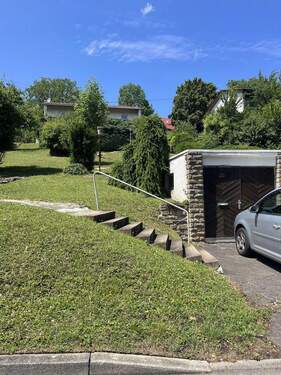 Bild 1 - Attraktives 9-Zimmer-Ein - Zweifamilienhaus in Eningen mit unverbaubaren Blick auf die Alb