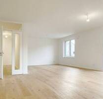 NEUBAU: 4-Zimmer-Wohnung mit 2 sonnigen Balkonen in der Beletage und Lift-Haltestelle in der Wohnung - München Trudering-Riem