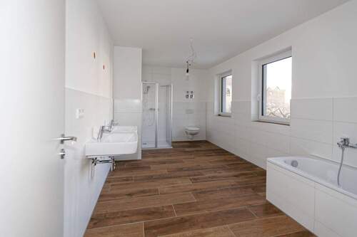 Bad mit Wanne, Duische und Fenster.jpg - 