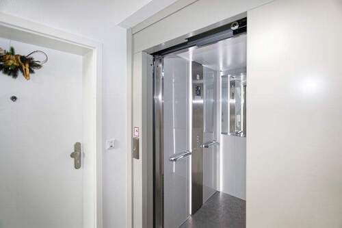 Wohnungseingang mit Fahrstuhl.jpg - 