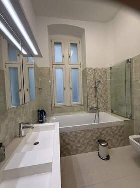 Badezimmer mit Badewanne - 