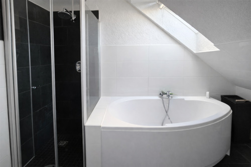 Dachgeschoss Modernes Badezimmer - 