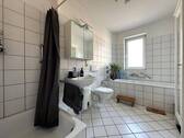 Bad mit Wanne, Fenster … - 
