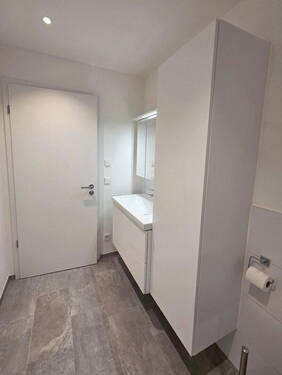Bad (Blick aus der Dusche) - 2 Zimmer Terrassenwohnung in Nagold