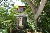 Wilder Garten mit Hausansicht Wintergarten - 