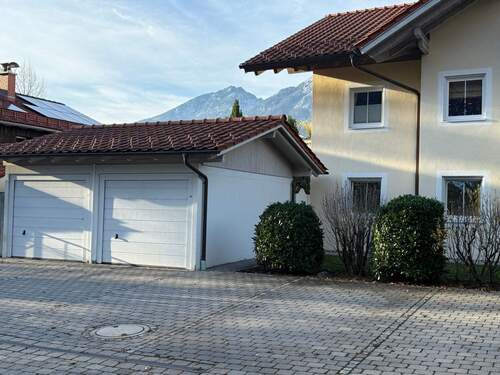 Garage u. Stellplatz - 