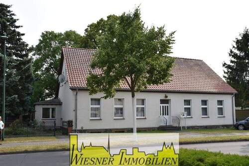Straßenansicht - Erbbaurecht - Doppelhaus mit Teilkeller und viel Platz für gemütliches Landleben !