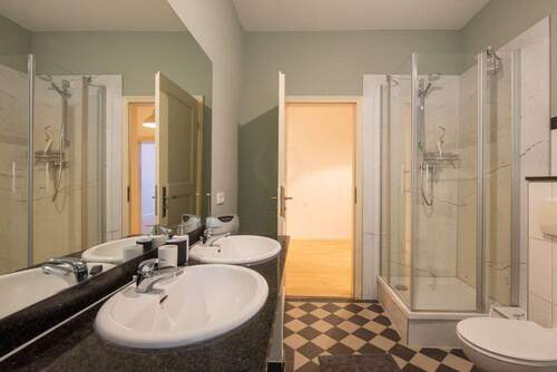Bad mit Dusche und Badewanne - 
