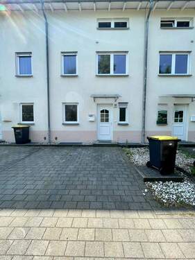 Straßenseite Hauseingang - Für Familien eine traumhafte Immobilie