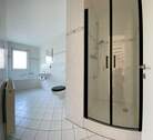 Bad mit Dusche und Wanne - 