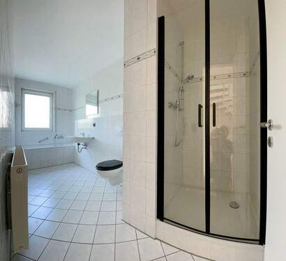 Bad mit Dusche und Wanne - 