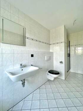 Bad mit Dusche und Wanne, - 