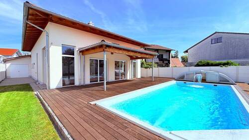 Holzterrasse mit Außenpool - 
