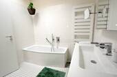 Tageslichtbad Staffelgeschoss oben mit Badewanne - 
