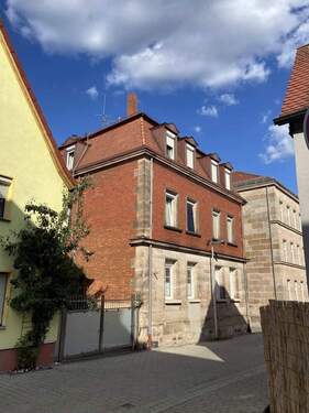 Hausansicht Südwest - 4 Zimmer Etagenwohnung zum Kaufen in Zirndorf