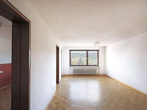 Wohnzimmer mit außergewöhnlicher Aussicht ins Grüne - 1 Zimmer Etagenwohnung zum Kaufen in Heimsheim