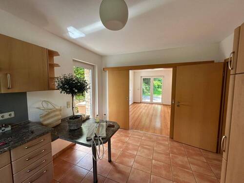 Wohnküche_Blick ins Wohnzimmer - 