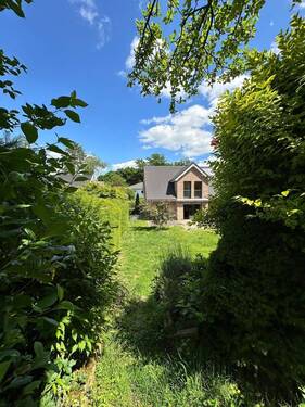 Blick vom Gartenende zum Haus - 5 Zimmer Einfamilienhaus zum Kaufen in Hennef (Sieg)