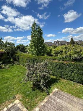 Blick in den Garten und aufs ehemalige Kloster vom OG - 