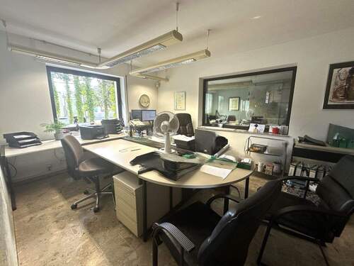 Büro mit Blick in die Halle - 