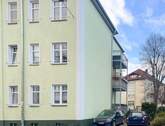 Hausansicht mit Stellplatz - 3 Zimmer Etagenwohnung in Leipzig