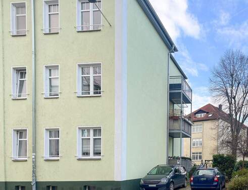 Hausansicht mit Stellplatz - 3 Zimmer Etagenwohnung in Leipzig