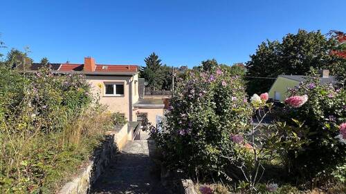 Blick zum Haus vom Garten - 