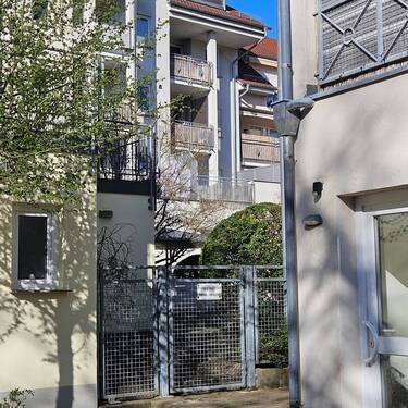 Südseite mit Balkon Blich in Innenhof - 2 Zimmer Etagenwohnung in Ravensburg