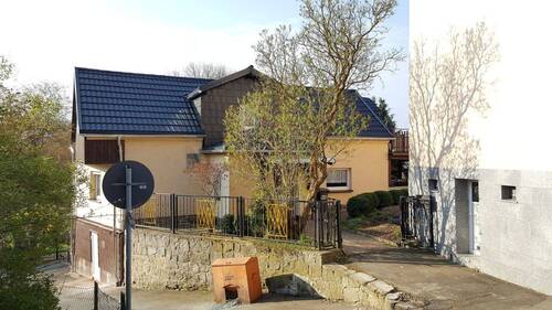 Straßenansicht - Schönes kleines saniertes Eigenheim - Nähe Stadtzentrum von Treuen