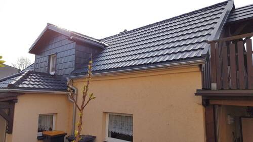 Frontansicht mit Terrasse - 4 Zimmer Einfamilienhaus zum Kaufen in Treuen