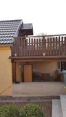 Blick auf Terrasse und Balkon - 