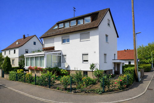 Gebäudeansicht - Freistehendes Ein- bis Zweifamilienhaus m. Wintergarten u. schönem Gartenbereich in bevorz. Lage