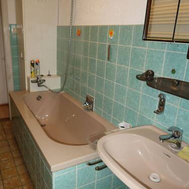Bad mit Badewanne und WC OG - 