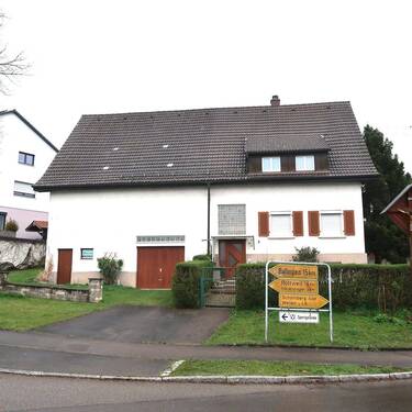 Außenansicht vorne - Ein- bis Zweifamilienhaus mit Garage, großer Scheune und gemütlichen Garten