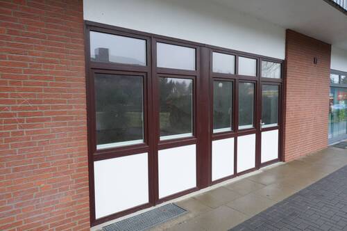 Hinterer Ausgang und große Fensterfront - Helle Laden-Ausstellungsfläche in Top-Lage - Ihr neuer Standort für Erfolg!